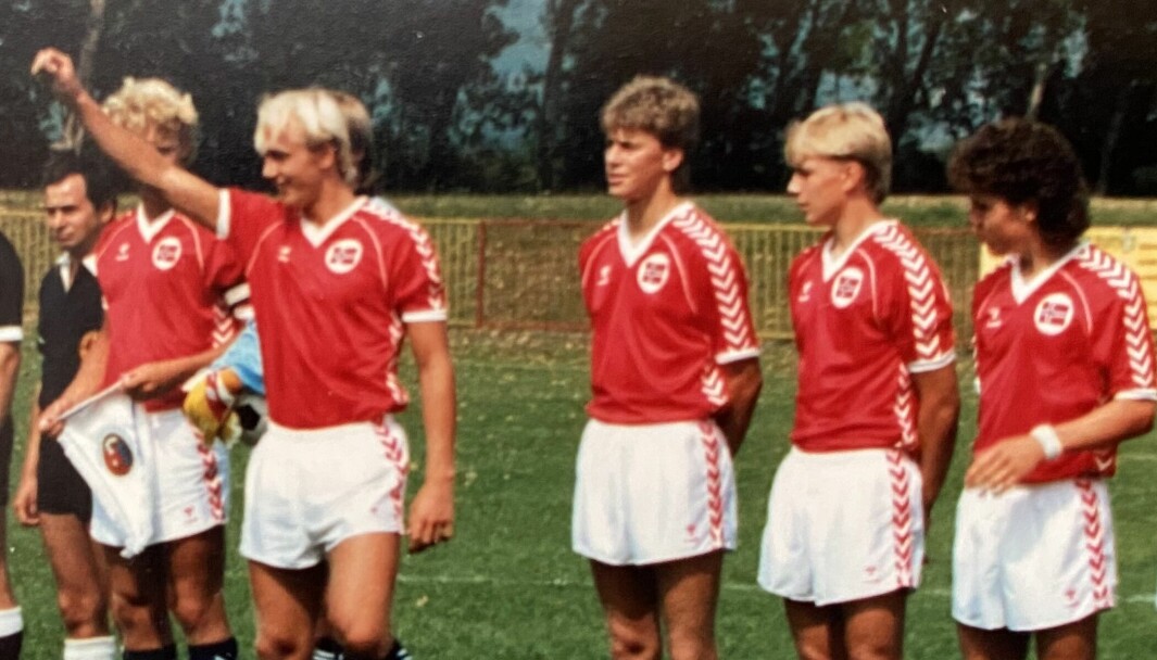 På landslaget i 1986. Til høyre for seg har Øystein Dale to spillere som fikk lange proffkarrierer og spite på A-landslaget i storhetstiden under Drillo: Tore Pedersen og Roger Nilsen.