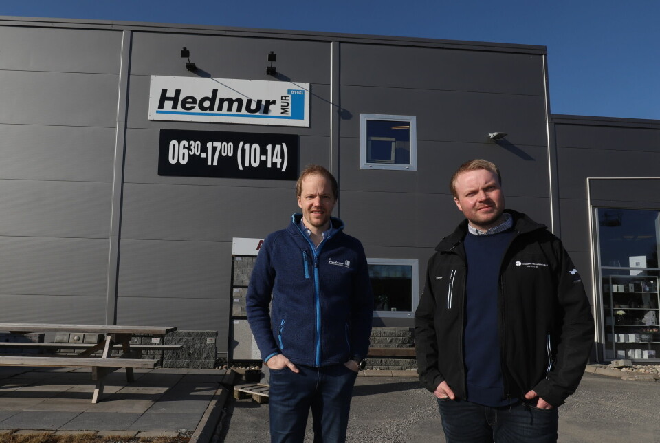 Erik Larsen (t.v.) og Thomas Kristiansen kom raskt til enighet om å slå sammen Hedmark Murmesterforretning AS (Hedmur) og Kristiansen Håndverksbedrift AS i fjor. Etter flere oppkjøp, får Hedmur nå nytt navn.