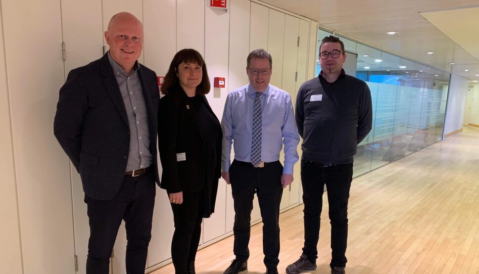 Kongsvinger-rådmann Lars Andreas Uglem (f.v.), ordfører Eli Wathne, kommunal- og distriktsminister Bjørn Arild Gram og varaordfører Tommy Smedtorp møttes nylig for å diskutere veien videre mot et eventuelt fylkesbytte.