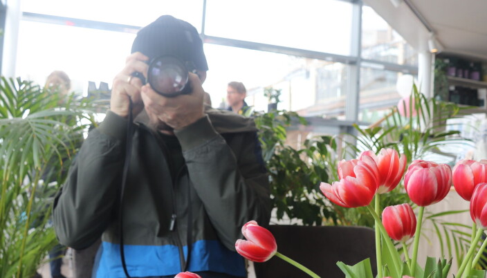 Rap-artisten Jester er også en habil fotograf, grafiker og trykker. Ser du nøye i linsa, skimter du Mitt Kongsvingers utsendte i arbeid på Palace Cafe. Rap-artisten Jester er også en habil fotograf, grafiker og trykker. Ser du nøye i linsa, skimter du Mitt Kongsvingers utsendte i arbeid på Palace Cafe.