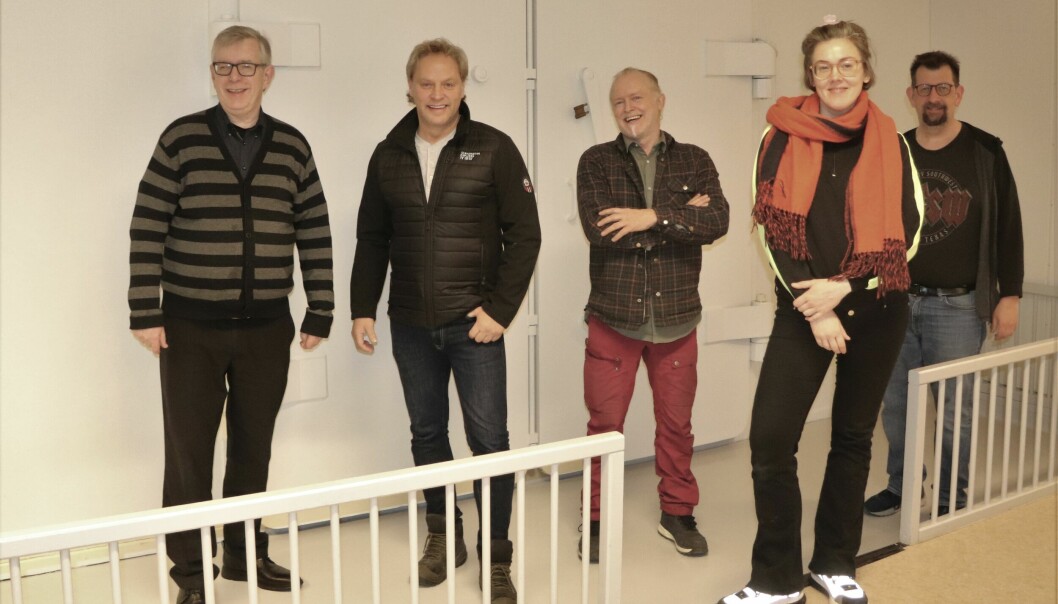 Kvinnemuseets Thea Aarbakke fronter ukens podcast med programlederne til høyre og venstre for Steve Andersson Odd Arne Sørensen.