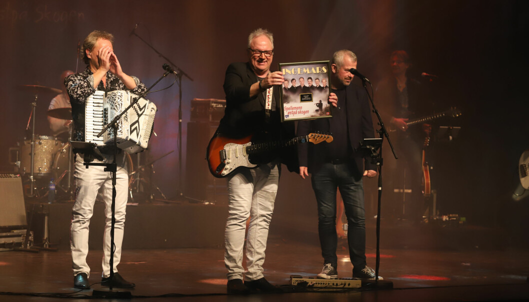 Manager Leif Holger Frisvold (t.h.) overrasket Odd Arne Sørensen (t.v.), Terje Ingemar Larsson og resten av bandet med å dele ut gullplate under jubileumskonserten.
