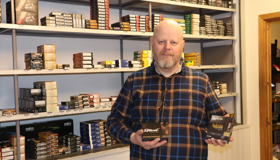 Robert Østby i Jaktia på Kongsvinger frykter dyrere ammunisjon når de nye reglene om bruk av blyhagl kommer i februar 2023