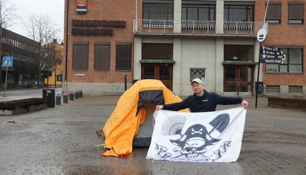 Plastpirat Robert Tollefsen demonstrerer mot gummigranulat på Gjemselund, og planlegger overnatting på rådhusplassen etter kommunestyrets behandling av saken 28. april.