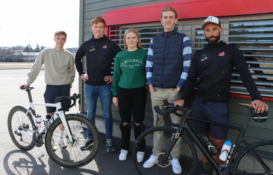 Ådne Ihle (t.v.), Tomas Urianstad, Celine Severinsen, Matthias Matthiasson og sykkeltrener Jon Anders Grøndahl liker ikke farlige situasjoner i trafikken.
