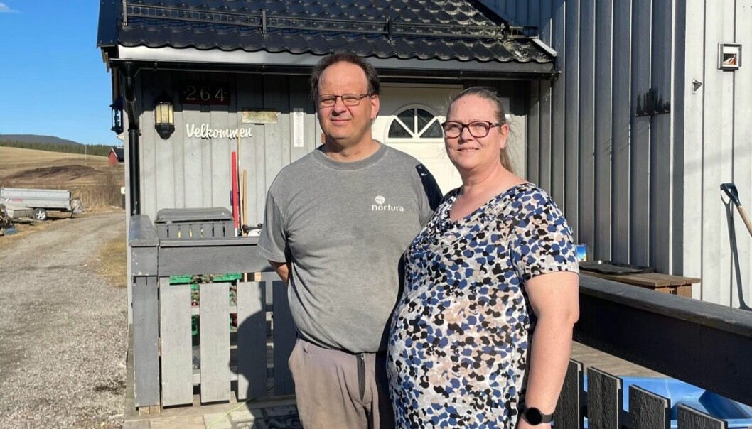 Bente og Sverre Herum opplevde jordras bak huset. Nå står uthuset i fare om raset skulle utvide seg.