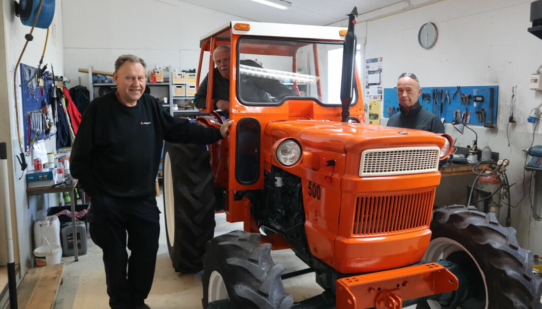 Mange timers arbeid ligger bak restaureringen av den 51 år gamle Fiat traktoren. Johan Aarskog (f.v.), Tore Kristiansen og Jimmy Thrane er noen av de som har deltatt i restaureringen.