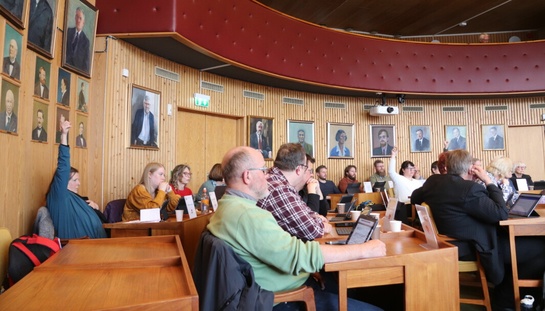 Torunn Arnesen i Rødt (lengst til venstre) og ytterligere tre Rødt- og MDG-politikere, stemte for å bruke kork som innfyll på Gjemselunds nye kunstgressbane. Resten gikk for administrasjonens anbefaling om plastbelagt sand.