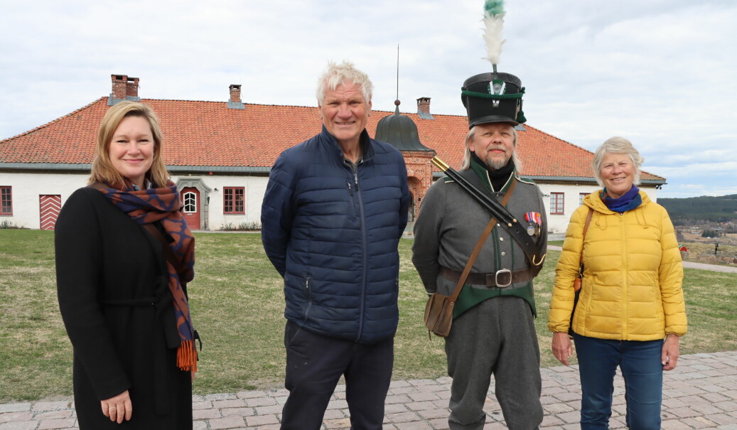 Ane Sandnæs fra Visit Kongsvingerregionen, turist Per Thunes, Ketil Berg og turist Karin Riis Strøm tilbragte tid på festningen søndag.