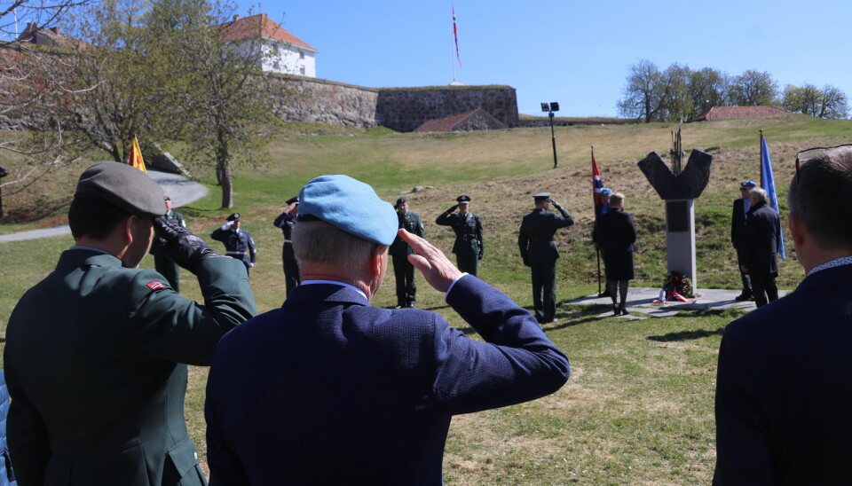 Veteraner gjør honnør etter kransenedleggelsen ved Unifil-monumentet på Kongsvinger festning.