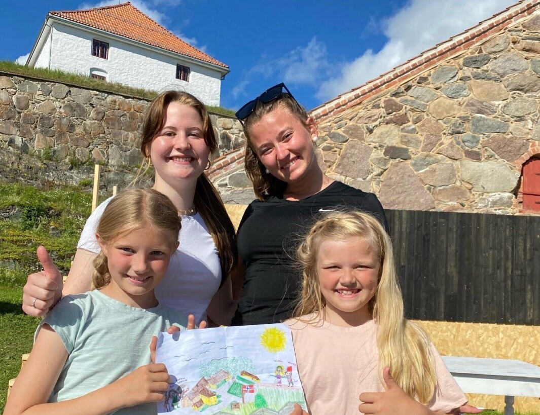 Fjorårets jury Emma Rhode Christoffersen, Astrid Brænden, Molly og Agnes Kolgrov Lunder med tegningen som vant i fjor. Fjorårets jury Emma Rhode Christoffersen, Astrid Brænden, Molly og Agnes Kolgrov Lunder med tegningen som vant i fjor.
