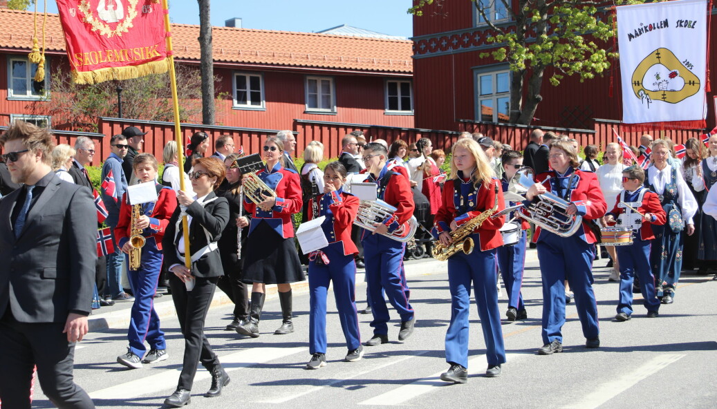 Kongsvinger skolekorps kunne endelig marsjere og spille på en 17. mai. To år med korona har tæret på rekrutteringen.