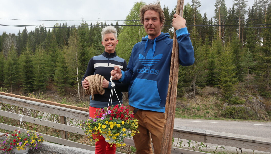 Jeanette Håven og Jan-Gunnar Lysen i Lundersæter Vel skal pynte opp bygda med blomster i sommer