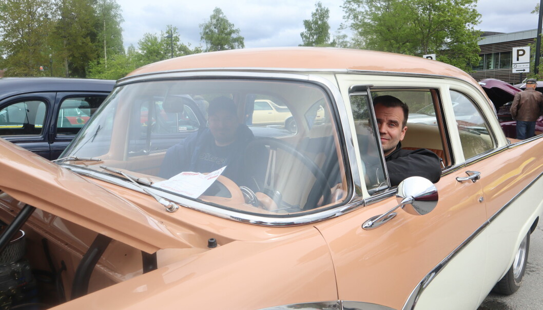 Marius Riverud (t.v.) og Ståle Enger Johnsen viste fram sin 1955 Ford Fairlane på torget.