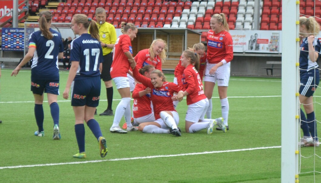 Victoria Sunde Møller scoret KILs eneste mål i kampen mot Fart. Forsvarsspilleren ble nærmest overfalt av jublende lagvenninner.