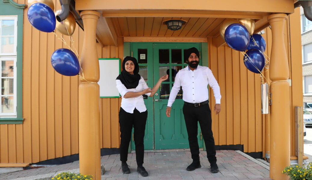 Aisha Parveen og Sarvanjit Singh Jamba glade for endelig å ha åpnet Amraj på Kongsvinger.