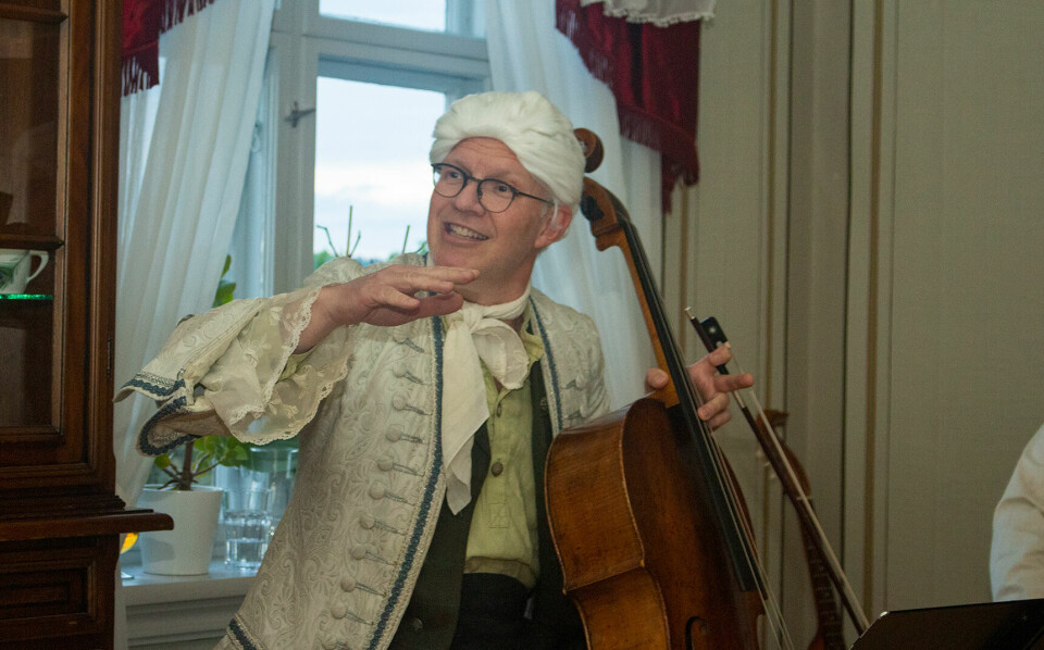 Øyvind Gimse som Bachs cellistsønn, forteller kort om stykket han skal spille.