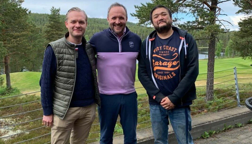 Daglig leder i Kongsvingers Golfklubb, Daniel Larsson (midten), ønsker Emil Andreas Mokkelbost Engh (t.v.) og Frederick Chi velkomne som nye drivere av restauranten.