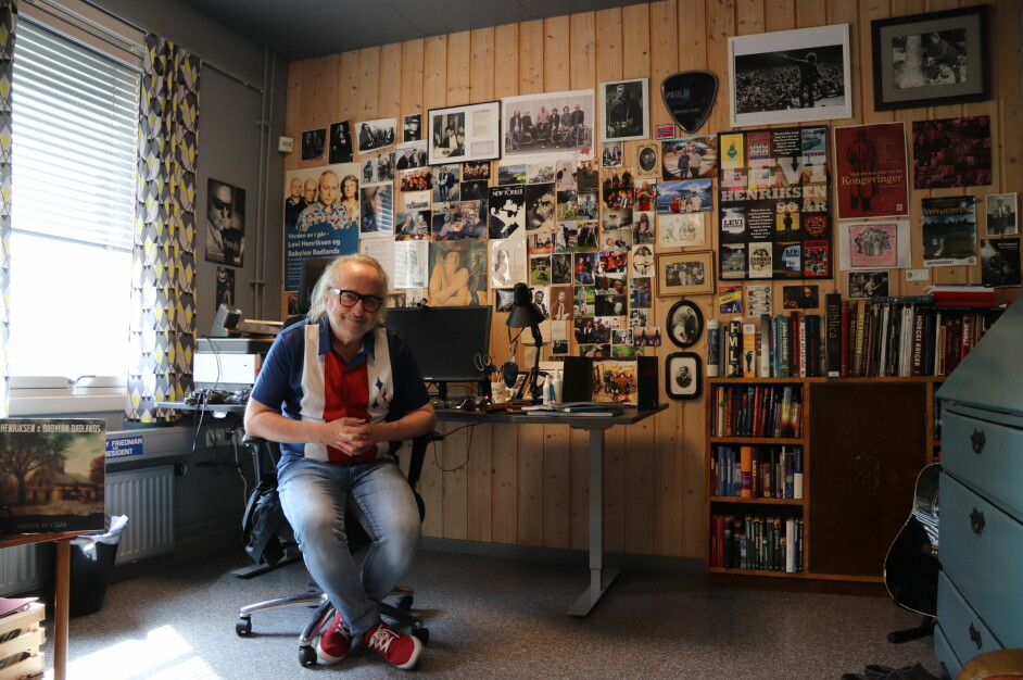 Levi Henriksen på museum, på et vis. Han har selv iscenesatt æres-kontoret i Kongsvinger museum, og selv om samtalen noen ganger dreier seg om hvor lenge han skal holde på med litteratur og musikk, ser 58-åringen ingen ende på det. Heldigvis.
