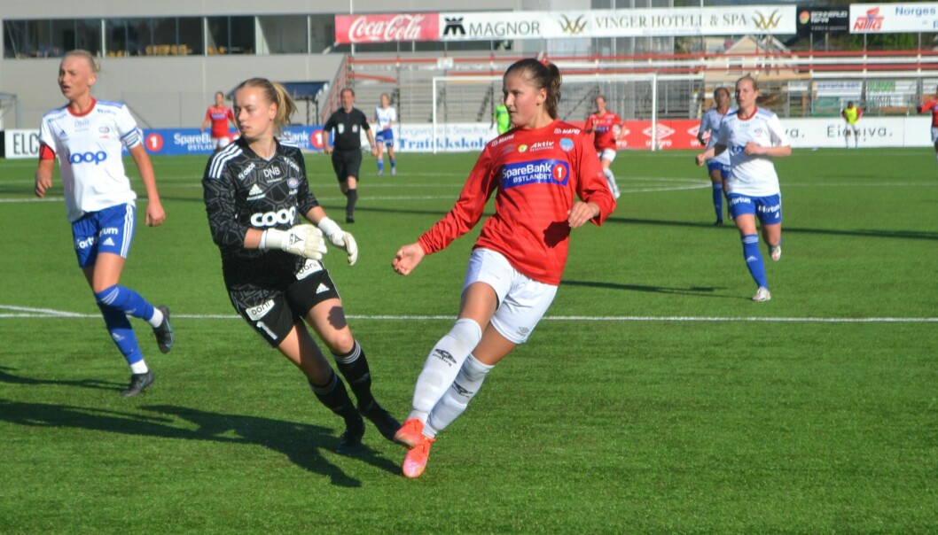 Her har Kaja Brendengen Rosenlund nettopp satt skuddet sitt forbi keeper, men istedenfor mål, traff hun nettveggen på yttersiden.