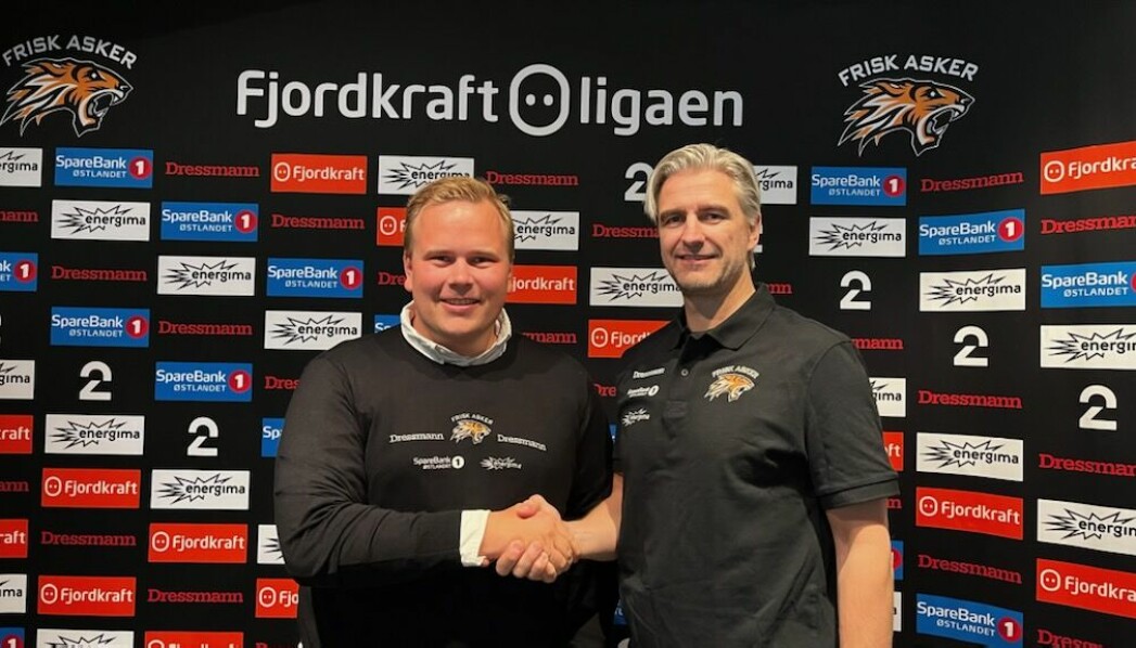Simon Stolt Wang (t.v.) blir ønsket velkommen til Frisk Asker av sportssjef Vidar Wold.