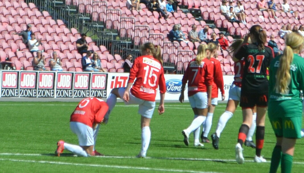 KILs angrepsspillere Kaja Brendengen Rosenlund og Frida Stangnes Grønhella ville feire skikkelig når de scoret mål. Dermed ble ideen om å kysse hverandres føtter født.