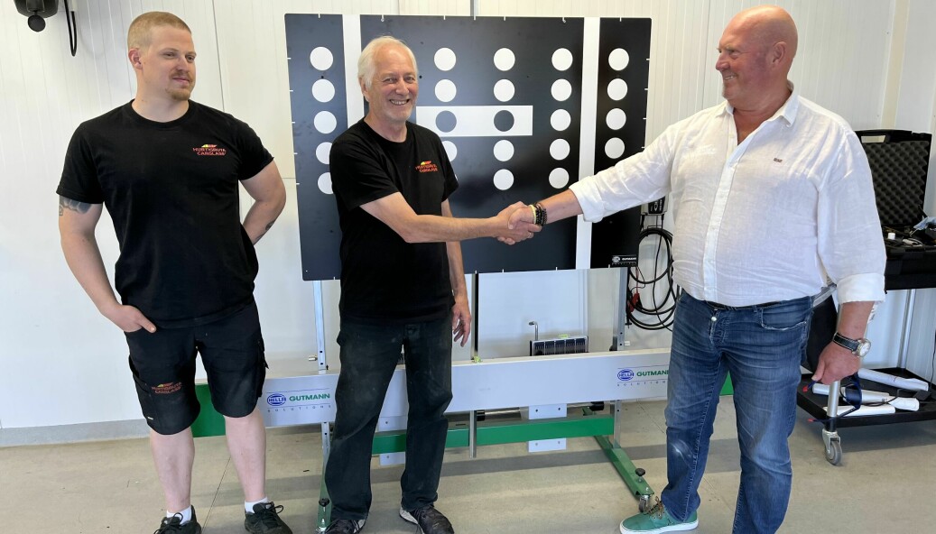 Andre Wessel Bjørnstad (t.v.) og Martin Kjærnet skal nå jobbe sammen i det nye fusjonerte selskapet der salgssjef Bjørn Trøhaugen i Hurtigruta Carglass (t.h.) gleder seg til oppgradering av lokalene på Rastad.