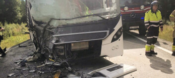 Buss og personbil har kollidert – en person hentet av luftambulanse