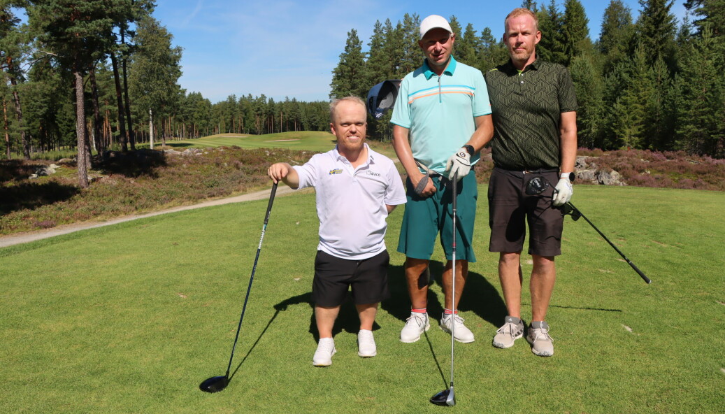 Joakim Bjöckman (t.v.), André Toth og Stian Halvorsen gir seg ut på hull nummer ti en varm sommerdag på Liermoen.