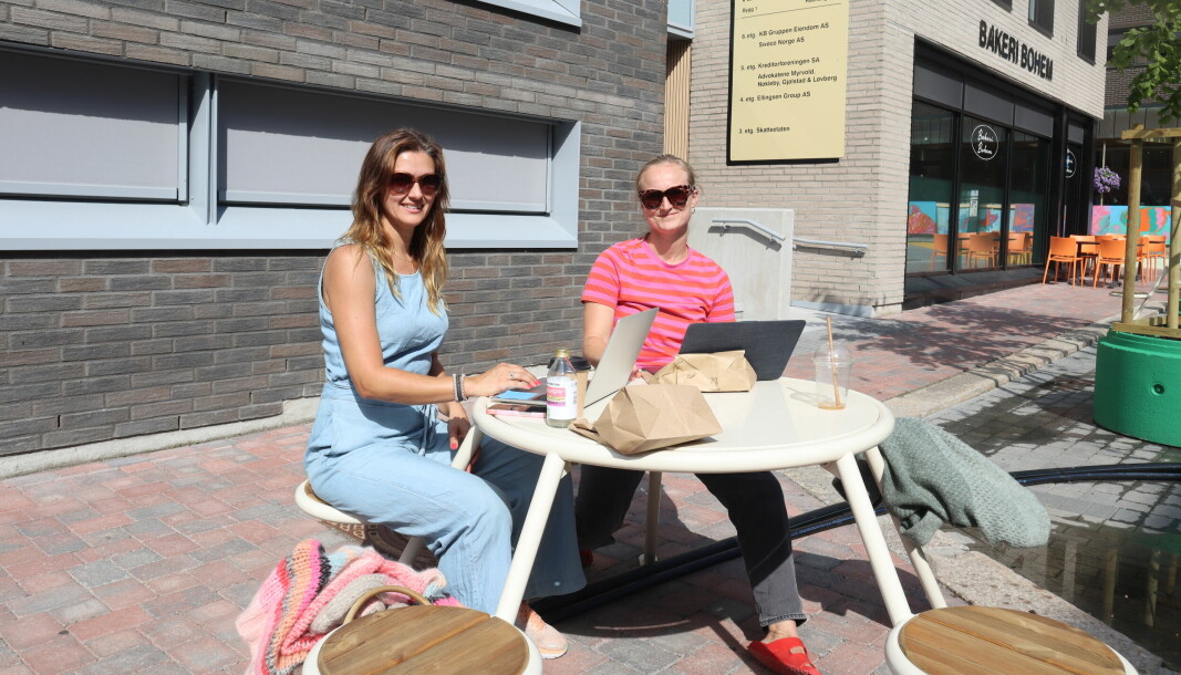 Kathrine Kolgrov (t.v) og Hanna Gjermundrød nyter arbeidsdagen i sola.