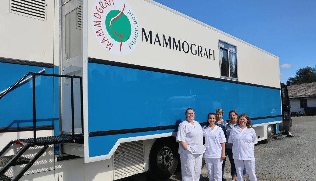 Ann Helen Wang Johansen (f.v.), Fedia Kareem, Evy Gran, enhetsleder Gunn Mari Langseth og Anne Johansen foran mammografibussen.