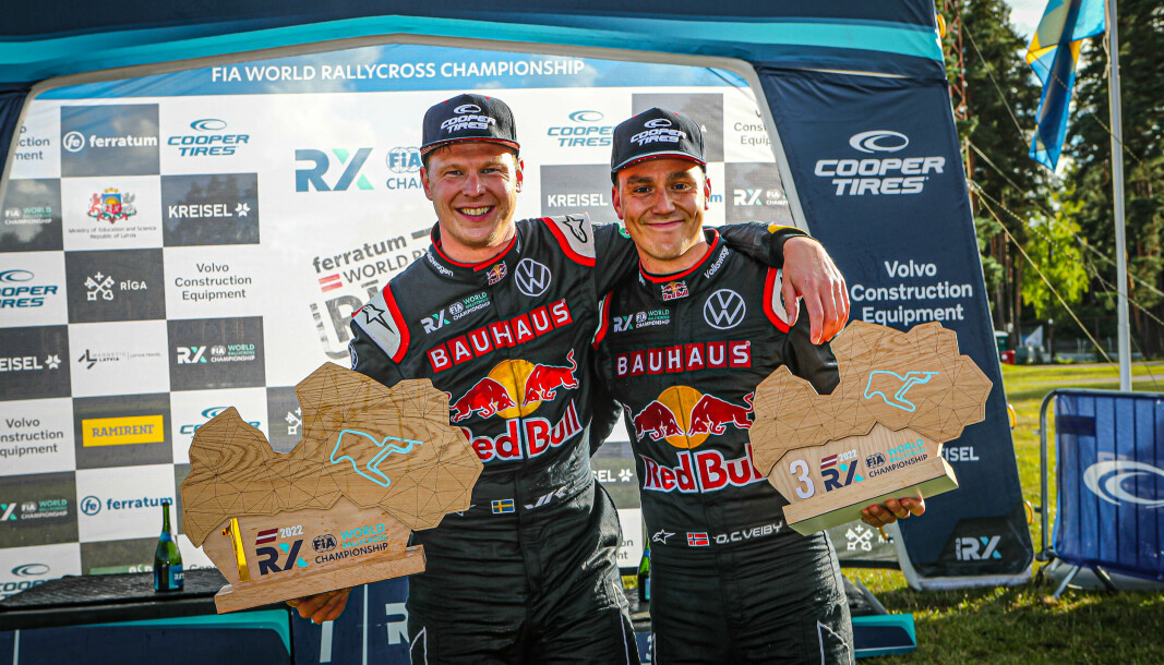 Ole Christian Veiby (t.v.) holdt teamkompis Johan Kristoffersson med selskap på seierspallen under VM-runden i rallycross på søndag.