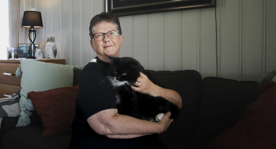 Kari Aarstad og katten Prikken Pusefrøken er glad for at matmor nå er kreftfri.
