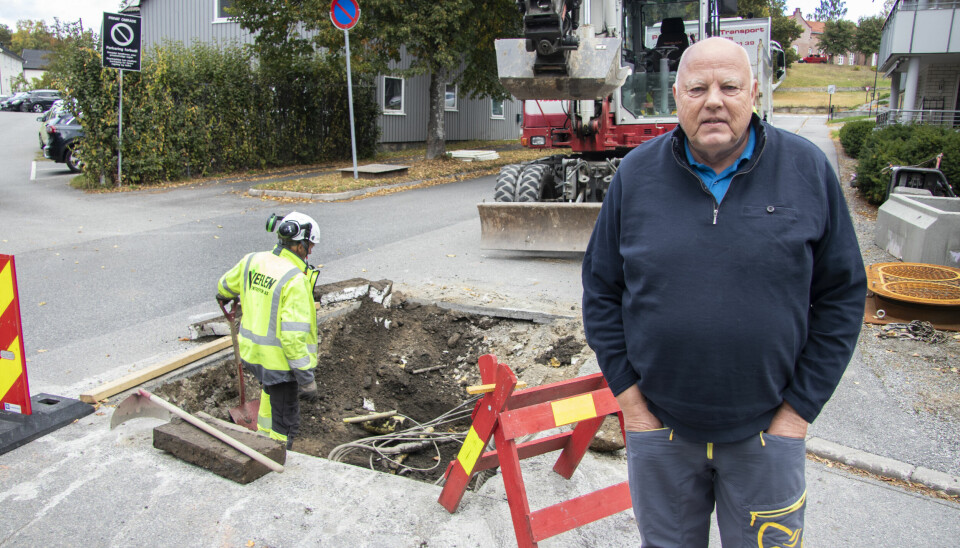 Per Yngve Ramstad, styreleder i Tommelstadsgate borettslag, kan tilfreds konstatere at kumlokket i gata blir ordnet to år etter at de meldte fra om at det plaget naboene og var trafikkfarlig.