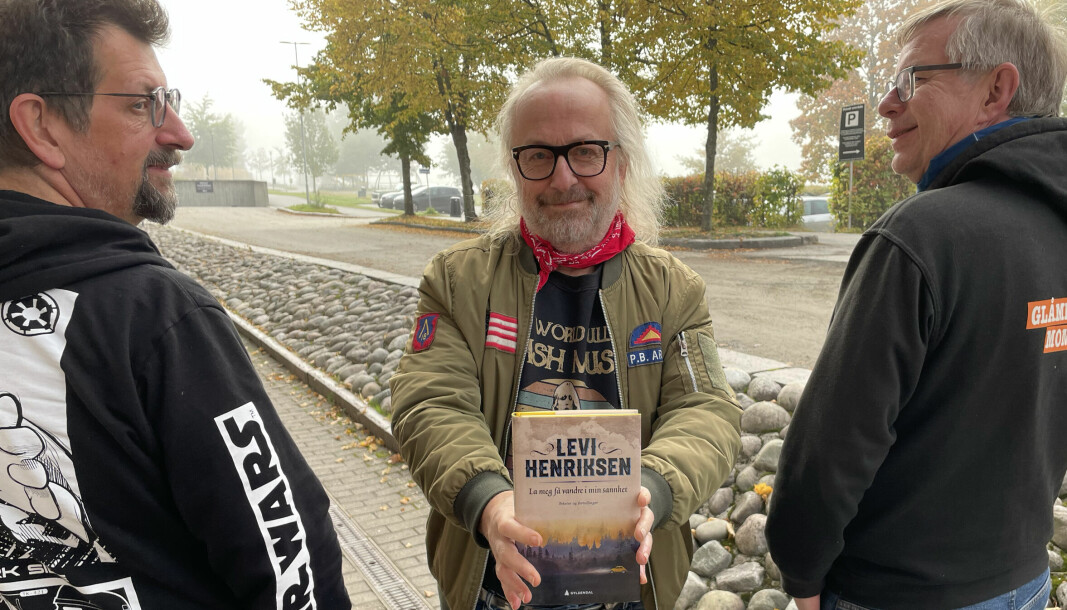 Bok- og plateaktuelle Levi Henriksen besøker de to herrene Roos og Ovlien i Kulturstreif.
