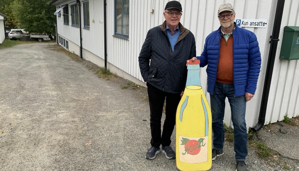 Brødrene Ola (til venstre) og Petter Norstrøm foran bestefarens gamle fabrikk i Fjellgata.