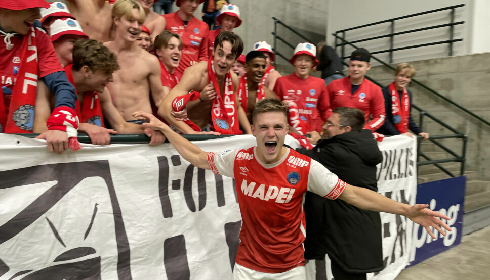 Mathias Bringaker jublet sammen med de fantastiske KIL-supporterne etter seier over Sandnes Ulf.