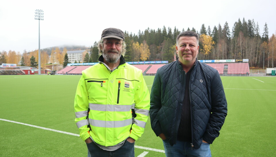 Uno Frivoll (t.v) og markedssjef i KIL, Rune Lundgren smiler for nytt gress.