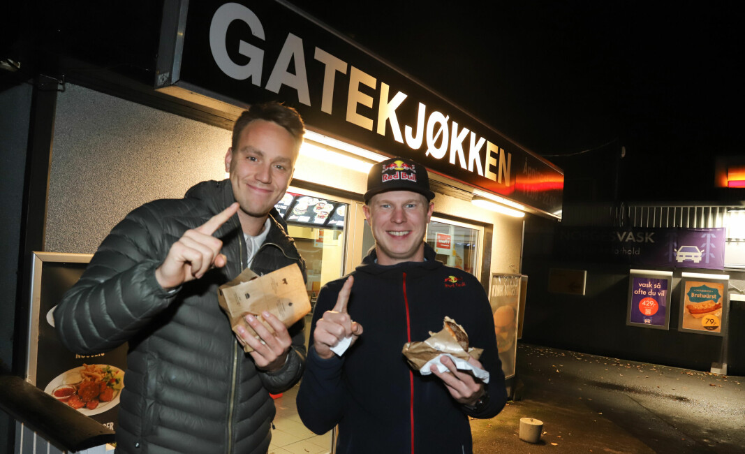 Hamburger på gatekjøkkenet ved Vinger Hotell er obligatorisk for verdensmester Johan Kristoffersson (t.h.). Sammen med Ole Christian Veiby sikret han seg også seier i teammesterskapet.