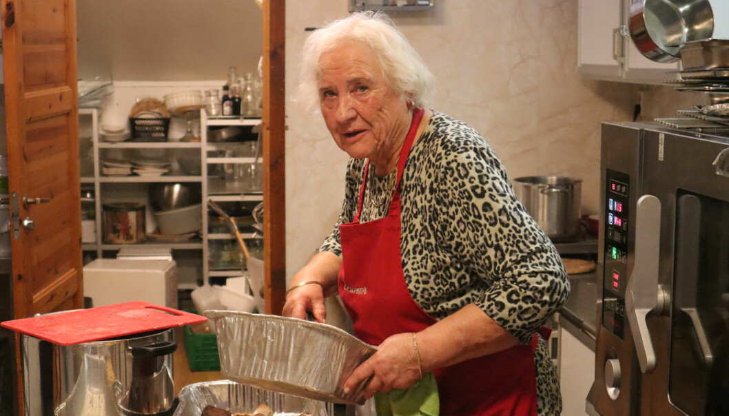 Karin Berg holder koken på kjøkkenet på Lundersæter samfunnshus. Over 40 kilo ribbe har hun stekt i forkant av julemarkedet