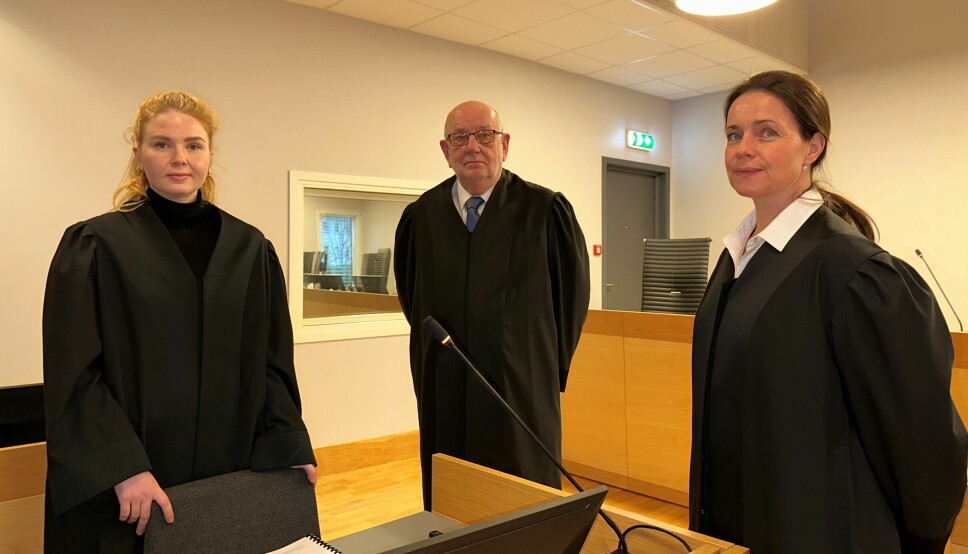 Advokat Arne Ovlien er bistandsadvokat for 15-åringen som er fornærmet i overgrepssaken. Politiadvokat Anja Ruud (til venstre) aktorerer saken, mens tiltalte forsvares av advokat Iren C. Johnsen.