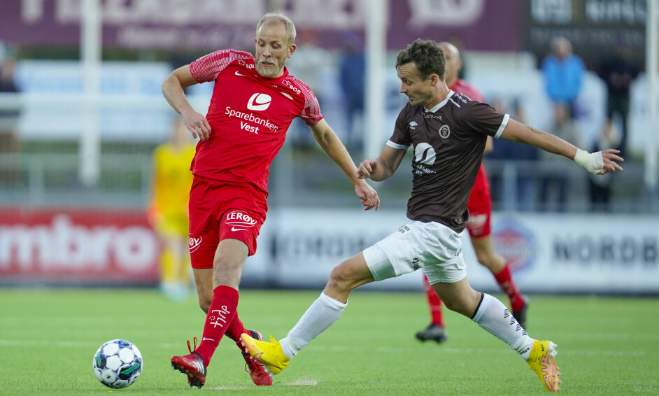 Branns Vegard Leikvoll Moberg (t.v.) og Mjøndalens Ole Amund Sveen under fotballkampen 1. divisjon mellom Mjøndalen og Brann på Mjøndalen stadion i Mjøndalen.