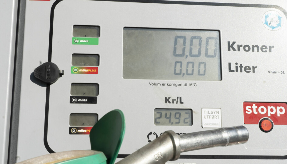 Pumpeprisen på drivstoff har steget til over 24 kr pr. liter. Diesel er dyrere enn bensin.