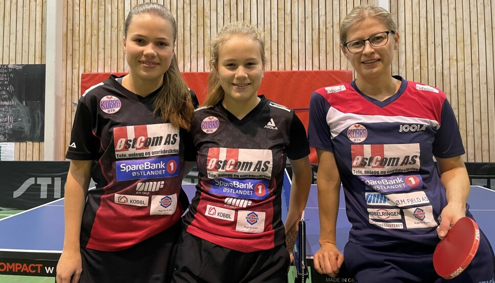 Pettersen Kvinge-søstrene Martine (18) (t.v) og Maja (13) sammen med veteran og rollemodell, Ieva Juceviciute utgjør damelaget til Kobra btk. På laget finner man også Beate Haraldseid (14) som dessverre var syk under serierunden.