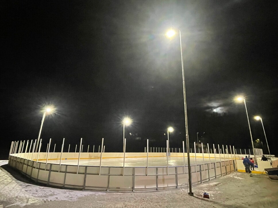 Skøytebanen på Braneplassen har fått både ny rink og nye lyskastere