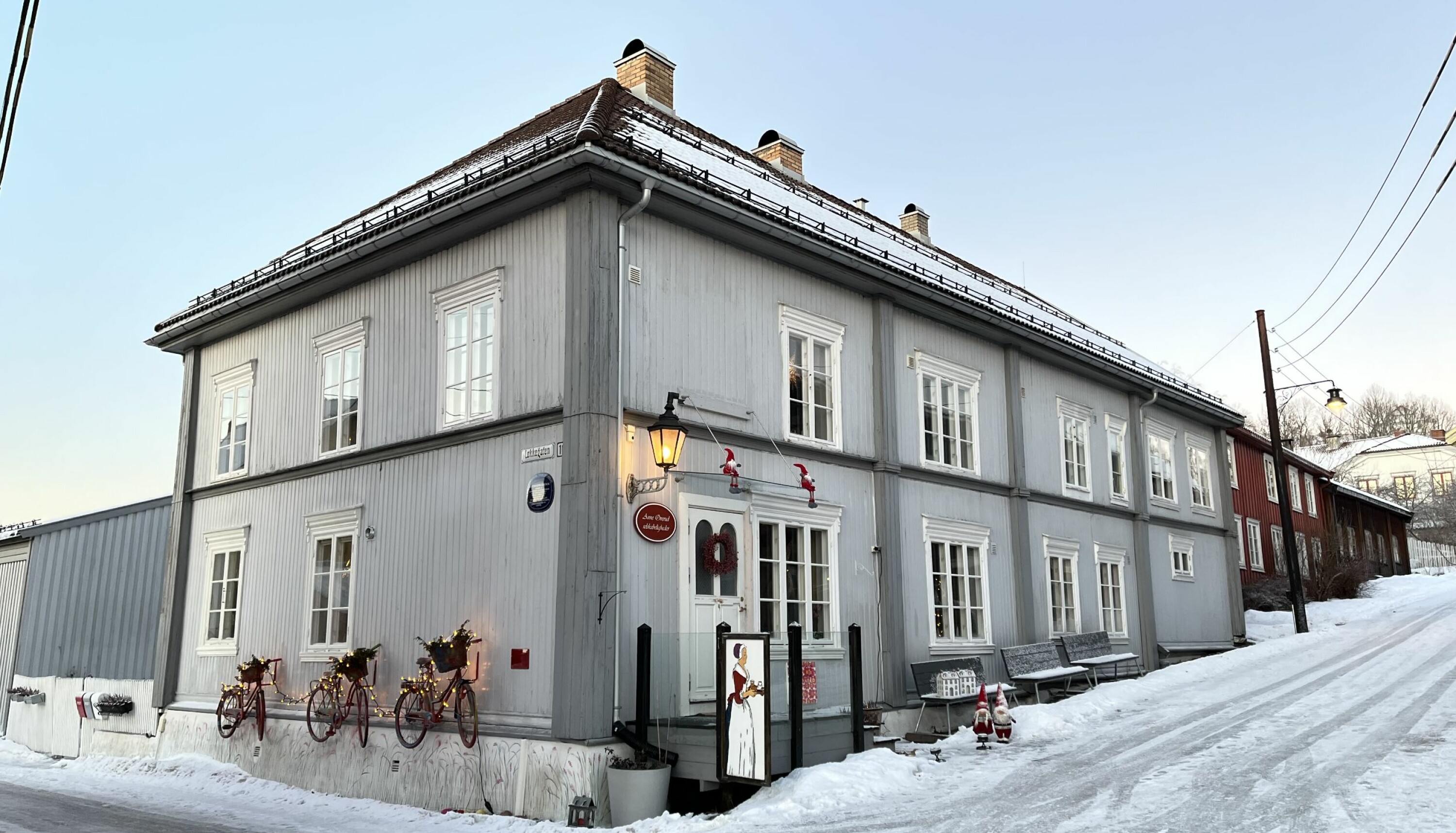 Gården som ligger på det nordvestre hjørnet av Storgata og Løkkegata var i sin tid eid av Jacob Matheson, og fikk i høst et blått skilt i regi av Kongsvinger – Vinger historielag. Her har det blant annet vært vertshus på 1700-tallet.