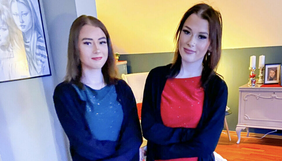 Tvillingsøstrene Mina Alexandra (16) og Mille Andrea Hjalmarsen (16) døde natt til søndag. Bildet er tatt på julaften.