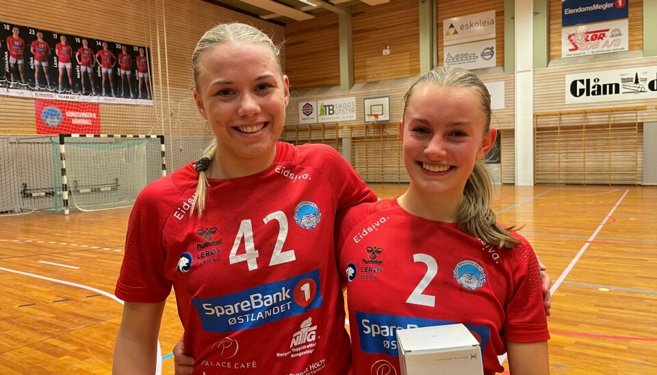 Maylene Søilen Torhov (t.v) og banens beste Marthe Østvold Skeie er stolte av laget under lørdagens seier mot Elverum.