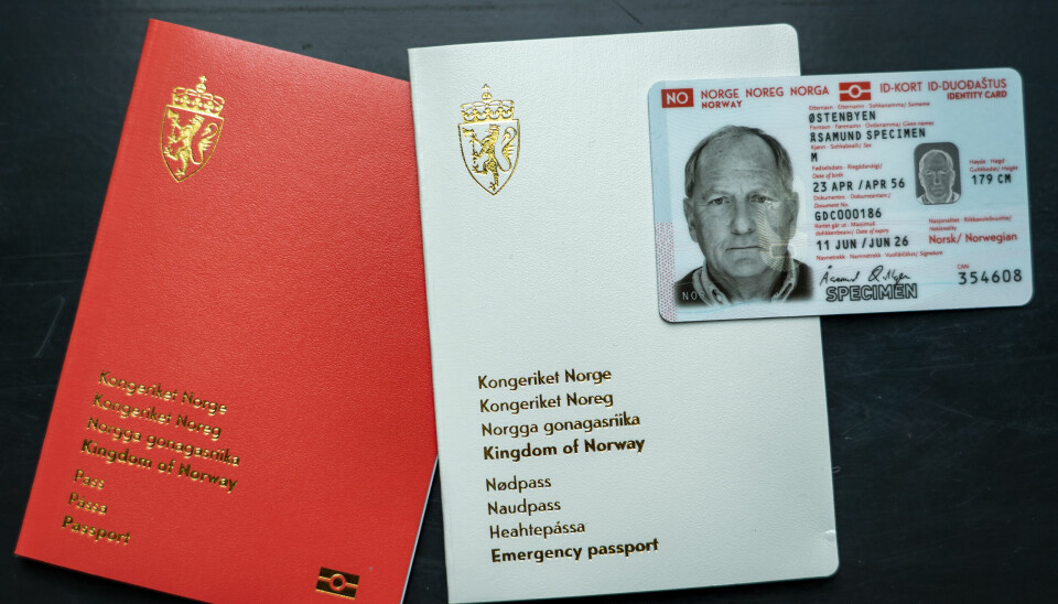 Illustrasjonsbilde av norske nasjonale pass og id-kort. Alle pass bortsett fra nødpass er biometriske. • Ordinært pass (rødt) med dokumentnumre som begynner med C.• Nødpass (hvitt) med dokumentnumre som begynner med K. Nasjonalt ID-kort med reiserett.