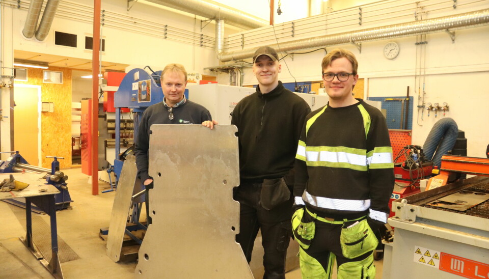 Kontaktlærer for VG2-elevene på industriteknologi, Tom Langbråten (t.v), sammen med Sebastian Høgli og Gunnar Roverudseter som har hovedansvaret for bunnpannen.